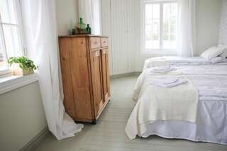 Отели типа «постель и завтрак» Brobacka Gästhem Jomala Трехместный номер с общей ванной комнатой-1