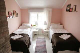 Отели типа «постель и завтрак» Brobacka Gästhem Jomala Двухместный номер с 2 отдельными кроватями и общей ванной комнатой-2