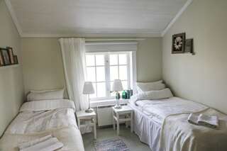 Отели типа «постель и завтрак» Brobacka Gästhem Jomala Двухместный номер с 2 отдельными кроватями и общей ванной комнатой-3