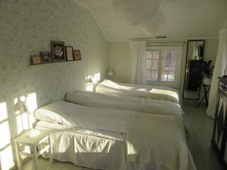 Отели типа «постель и завтрак» Brobacka Gästhem Jomala Трехместный номер с общей ванной комнатой-9